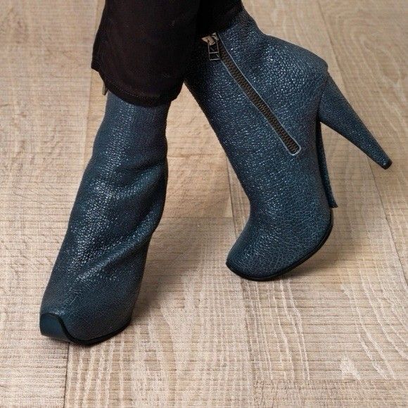Acne Studios Women’s Araceli Texture Ankle Boots Navy Blue Leather Size 8/38 - Picture 1 of 15
